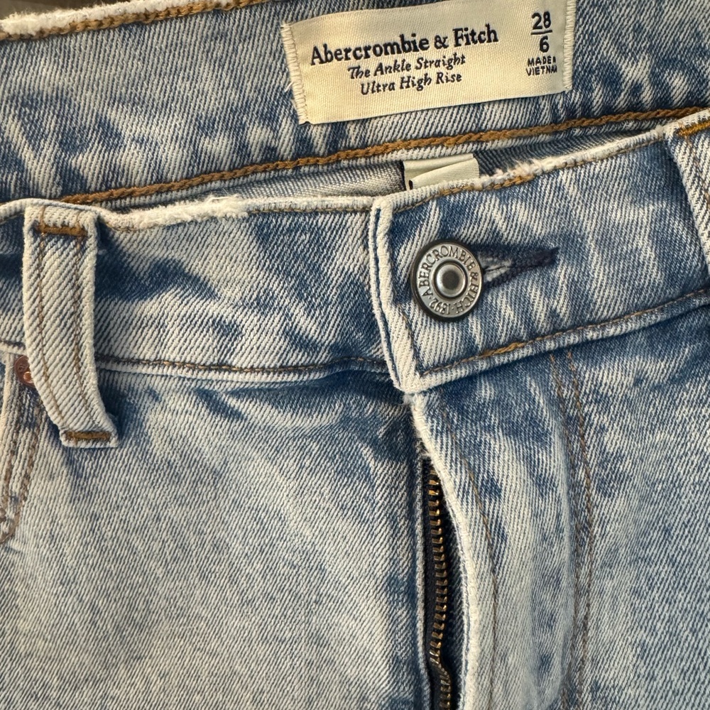 Abercrombie & Fitch Ultra High Rise Light Denim